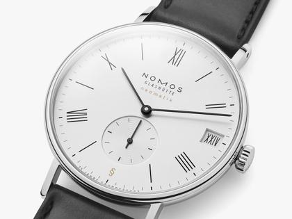 Nomos Glashütte Ludwig Neomatik 41 Datum 75 Jahre Grundgesetz Automatik Edelstahl 41mm weißes Zifferblatt schwarzes Lederband limitiert – Herrenuhren Uhr mit Datum aus Edelstahl und Leder. Das Gehäuse ist rund und silber. Das Lederarmband ist schwarz. Das Zifferblatt ist römisch Index und weiß. – Ansicht 4