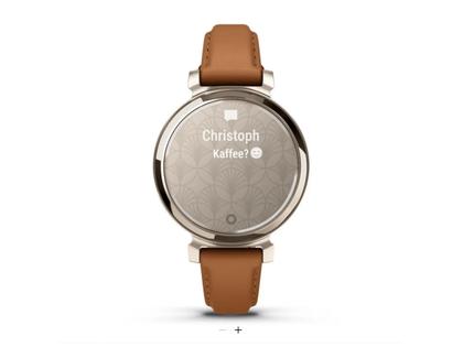 Garmin Lily 2 Smartwatch Aluminium eloxiert 35mm cremegoldfarbenes Display tanbraunes Lederband – Damenuhren Uhr Multifunktion aus eloxiertes Aluminium, Kunststoff und Polyamid. Das Gehäuse ist rund. Das Lederarmband ist braun. Der Zifferblatt ist digital. – Ansicht 3