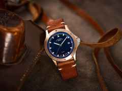 Mühle Glashütte Promare Go Bronze Datum Automatik 42mm blaues Zifferblatt braunes Lederband – Herrenuhren Uhr mit Datum aus Bronze und Edelstahl. Das Gehäuse ist rund und roségold. Das Lederarmband ist braun. Das Zifferblatt ist ein Index in blau. – Ansicht 3