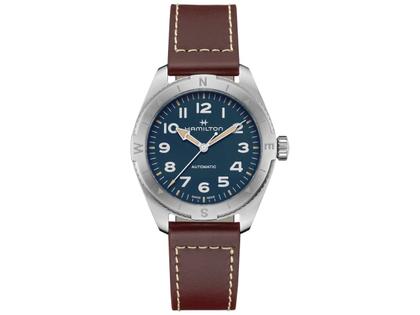 Herrenuhren Uhr ohne Datum aus Edelstahl und Leder. Das Gehäuse ist rund und silber. Das Edelstahlarmband ist braun. Das Zifferblatt ist arabisch und blau.