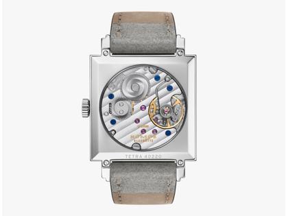 Nomos Glashütte Tetra Petit Four Azur Handaufzug Edelstahl 29mm blaues Zifferblatt graues Lederband Glasboden – Damenuhren Uhr ohne Datum aus Edelstahl. Das Gehäuse ist quadratisch und silber. Das Lederarmband ist grau. Das Zifferblatt ist arabisch Index und blau. – Ansicht 6