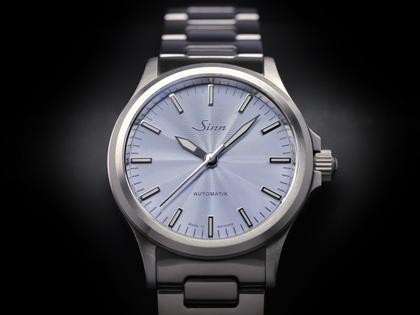 Sinn Spezialuhren 556 Eisblau Automatik Edelstahl 38,5mm blaues Zifferblatt Metallband limitiert – Damenuhren Uhr ohne Datum aus Edelstahl. Das Gehäuse ist rund und silber. Das Edelstahlarmband ist silber. Das Zifferblatt ist ein Index in blau. – Ansicht 4