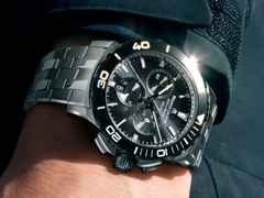 Maurice Lacroix Pontos S Solar Chronograph Quarz Edelstahl 42mm schwarzes Zifferblatt schwarzes Kautschukband – Herrenuhren Chronograph aus Aluminium, Edelstahl und Kautschuk. Das Gehäuse ist rund und silber. Das Kautschuk / Kunststoff / Silikon Armband ist schwarz. Das Zifferblatt ist ein Index in schwarz. – Ansicht 4