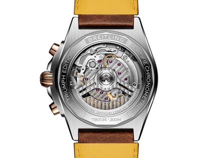 Breitling Chronomat B01 42 Triumph Edition Automatik Titan graues Zifferblatt braunes Lederband – Herrenuhren Chronograph aus 750 Rotgold und Titan. Das Gehäuse ist rund und silber-roségold. Das Lederarmband ist braun. Das Zifferblatt ist ein Index in anthrazit. – Ansicht 2