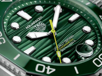TAG Heuer Aquaracer Professional 300 Date Automatik Edelstahl 42mm grünes Zifferblatt Metallband – Herrenuhren Uhr mit Datum aus Edelstahl und Keramik. Das Gehäuse ist rund und silber. Das Edelstahlarmband ist silber. Das Zifferblatt ist ein Index in grün. – Ansicht 4
