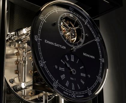 Erwin Sattler Präzisionspendeluhr Standuhr Illumina Secunda Carbon – Großuhren Standuhr aus . Das Gehäuse ist rechteckig und schwarz. Das Zifferblatt ist römisch Index und schwarz. – Ansicht 4