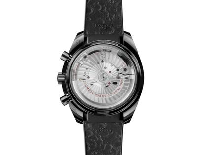 Omega Speedmaster Dark Side of the Moon Chronograph Automatik Keramik 44mm schwarzes Zifferblatt schwarzes Kautschukband – Herrenuhren Chronograph aus Keramik. Das Gehäuse ist rund und schwarz. Das Kautschuk / Kunststoff / Silikon Armband ist schwarz. Das Zifferblatt ist ein Index in schwarz. – Ansicht 2
