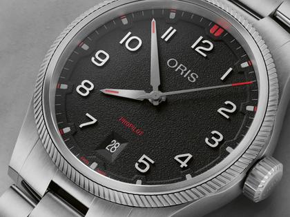 Oris ProPilot Date Automatik Edelstahl 41mm schwarzes Zifferblatt Metallband – Herrenuhren Uhr mit Datum aus Edelstahl. Das Gehäuse ist rund und silber. Das Edelstahlarmband ist silber. Das Zifferblatt ist arabisch und schwarz. – Ansicht 4