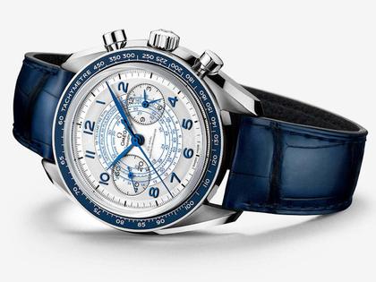 Omega Speedmaster Chronoscope Handaufzug Edelstahl 43mm silbernes Zifferblatt blaues Lederband – Herrenuhren Chronograph aus Aluminium und Edelstahl. Das Gehäuse ist rund und silber. Das Lederarmband Kroko / Alligator ist blau. Das Zifferblatt ist arabisch Index und silber. – Ansicht 3