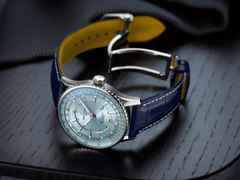 Breitling Navitimer Automatic GMT 41 Chronometer Edelstahl eisblaues Zifferblatt blaues Lederband – Herrenuhren Uhr mit Datum aus Edelstahl. Das Gehäuse ist rund und silber. Das Lederarmband Kroko / Alligator ist blau. Das Zifferblatt ist ein Index in blau. – Ansicht 3