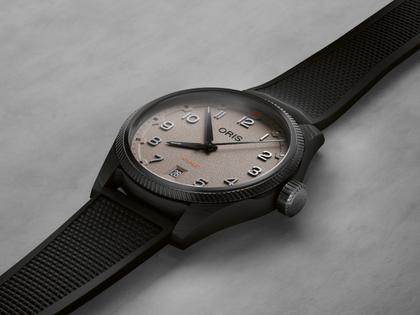 Oris ProPilot Desert Edition Automatik Edelstahl PVD-Grau 41mm beiges Zifferblatt schwarzes Kautschukband – Herrenuhren Uhr mit Datum aus Carbon, Edelstahl und PVD beschichtet. Das Gehäuse ist rund und anthrazit. Das Kautschuk / Kunststoff / Silikon Armband ist schwarz. Das Zifferblatt ist arabisch Index und beige. – Ansicht 5