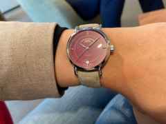 Mühle Glashütte Teutonia IV Lady Automatik Edelstahl 33,5mm himbeerfarbenes Zifferblatt beiges Lederband – Damenuhren Uhr mit Datum aus Edelstahl. Das Gehäuse ist rund und silber. Das Lederarmband ist beige. Das Zifferblatt ist ein Index in rot. – Ansicht 3