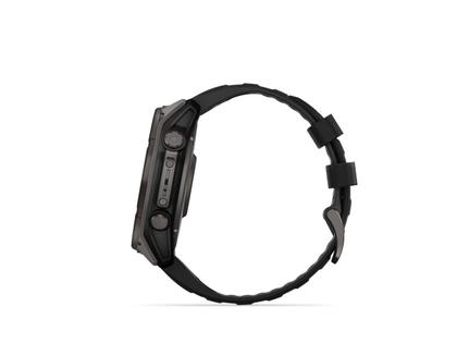 Garmin fenix 8 51mm Sapphire Solar faserverstärktes Polymer Titan carbongrau beschichtet schwarzes Kautschukband – Herrenuhren Uhr Multifunktion aus DLC beschichtet, Kautschuk und Titan. Das Gehäuse ist rund und grau. Das Kautschuk / Kunststoff / Silikon Armband ist schwarz. Das Zifferblatt ist digital und schwarz. – Ansicht 5