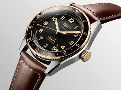 Longines Spirit Zulu Time Automatik Edelstahl 39mm Gelbgold-Lünette graues Zifferblatt braunes Lederband – Herrenuhren Uhr mit Datum aus 750 Gelbgold, Edelstahl, Keramik und Leder. Das Gehäuse ist rund und silber-gelbgold. Das Lederarmband ist braun. Das Zifferblatt ist arabisch Index und grau. – Ansicht 2