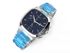 Glashütte Original Seventies Chronograph Panoramadatum Automatik Edelstahl 40mm blau Metallband 1-37-02-08-02-70 Full Set Occasion Neu – Herrenuhren Chronograph aus Edelstahl. Das Gehäuse ist quadratisch und silber. Das Edelstahlarmband ist silber. Das Zifferblatt ist ein Index in blau. – Ansicht 4