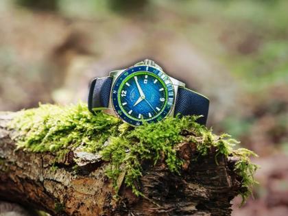 Mühle Glashütte Sportivo Compass Datum Automatik Edelstahl 42,5mm blaues Zifferblatt blaues Leder-Kautschukband – Herrenuhren Uhr mit Datum aus Edelstahl, Kautschuk, Keramik und Leder. Das Gehäuse ist rund und silber. Das Kautschuk / Kunststoff / Silikon Armband ist blau. Das Zifferblatt ist arabisch Index und blau. – Ansicht 4