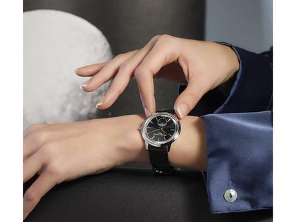 Frederique Constant Classics Moneta Moonphase Quarz 37mm schwarzes Zifferblatt schwarzes Lederband – Herrenuhren Uhr ohne Datum aus Edelstahl und Leder. Das Gehäuse ist rund und silber. Das Lederarmband ist schwarz. Das Zifferblatt ist ein Index in schwarz. – Ansicht 5