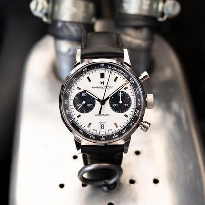 Hamilton American Classic Intra-Matic Auto Chrono 40 mm silbernes Zifferblatt schwarzes Lederband – Herrenuhren Chronograph aus Edelstahl und Leder. Das Gehäuse ist rund und silber. Das Lederarmband ist schwarz. Das Zifferblatt ist ein Index in weiß. – Ansicht 5