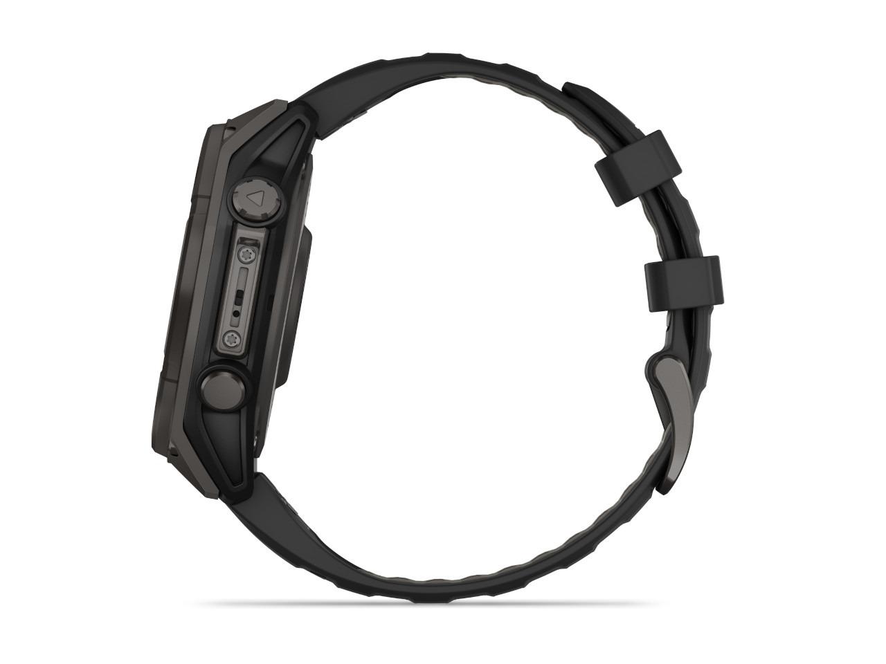 Garmin fenix 8 47mm Sapphire Solar faserverstärktes Polymer Titan carbongrau beschichtet schwarzes Kautschukband – Herrenuhren Uhr Multifunktion aus DLC beschichtet, Kautschuk und Titan. Das Gehäuse ist rund und grau. Das Kautschuk / Kunststoff / Silikon Armband ist schwarz. Das Zifferblatt ist digital und schwarz. – Ansicht 3