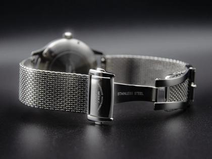 Mühle Glashütte Panova Violett Automatik Edelstahl 40mm graues Lederband – Herrenuhren Uhr ohne Datum aus Edelstahl. Das Gehäuse ist rund und silber. Das Lederarmband ist grau. Das Zifferblatt ist ein Index in lila. – Ansicht 6