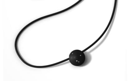André Ribeiro Collier Kautschuk mit Brillanten 0,06 – Halsschmuck Collier aus 750 Weißgold, Kautschuk und und . – Ansicht 2