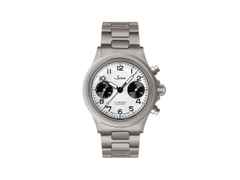 Sinn Spezialuhren 356 FLIEGER Klassik W Chronograph Automatik Edelstahl 38,5mm weißes Zifferblatt Metallband – Herrenuhren Chronograph aus Edelstahl. Das Gehäuse ist rund und grau. Das Edelstahlarmband ist grau. Das Zifferblatt ist arabisch und weiß.