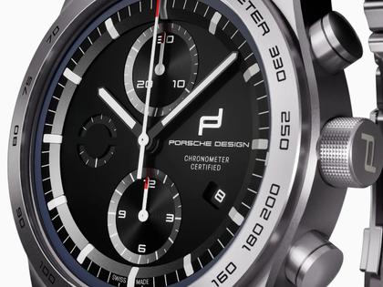 Porsche Design Custom Built Timepieces Watchmakers Choice "DarkNightBlue" Chronograph Automatik Titan 42mm schwarzes Zifferblatt Metallband – Herrenuhren Chronograph aus Edelstahl und Titan. Das Gehäuse ist rund und grau. Das Titanarmband ist grau. Das Zifferblatt ist ein Index in schwarz. – Ansicht 3