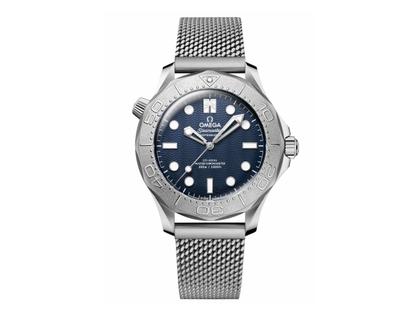 Omega Seamaster Diver 300M  Automatik Edelstahl 42mm James Bond Edition blaues Zifferblatt Metallband – Herrenuhren Uhr ohne Datum aus Edelstahl und Keramik. Das Gehäuse ist rund und silber. Das Edelstahlarmband ist silber. Das Zifferblatt ist ein Index in blau.