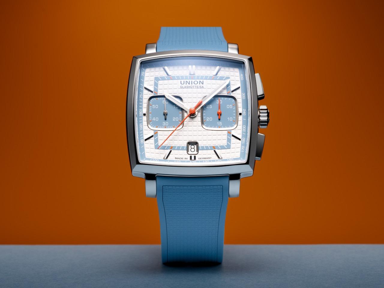 Union Glashütte Averin Chronograph Automatik Edelstahl 41mm weißes Zifferblatt blaues Kautschukband und blaues Lederband – Herrenuhren Chronograph aus Edelstahl, Kautschuk und Leder. Das Gehäuse ist quadratisch und silber. Das Lederarmband ist blau. Das Zifferblatt ist ein Index in weiß. – Ansicht 6