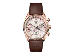 TAG Heuer Carrera Chronosprint x Porsche Automatik Roségold 42mm beiges Zifferblatt braunes Lederband – Herrenuhren Chronograph aus 750 Rotgold. Das Gehäuse ist rund und roségold. Das Lederarmband ist braun. Das Zifferblatt ist ein Index in beige.