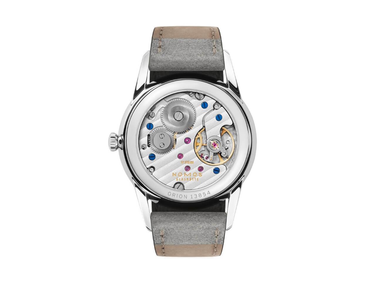 Nomos Glashütte Orion 33 Gold Handaufzug Edelstahl 33mm goldfarbenes Zifferblatt graues Lederband Glasboden – Damenuhren Uhr ohne Datum aus Edelstahl und Leder. Das Gehäuse ist rund und silber. Das Lederarmband ist beige. Das Zifferblatt ist ein Index in beige. – Ansicht 2