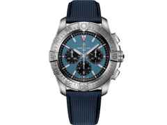 Breitling Super Avenger B01 Chronograph 46 Automatik Titan blaues Zifferblatt blaues Lederband – Herrenuhren Chronograph aus Titan. Das Gehäuse ist rund und grau. Das Lederarmband ist blau. Das Zifferblatt ist ein Index in blau.