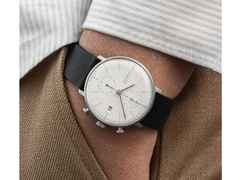 Junghans Max Bill Chronoscope Bauhaus Automatik Edelstahl 40mm weißes Zifferblatt schwarzes Lederband – Herrenuhren Uhr mit Datum aus Edelstahl und PVD beschichtet. Das Gehäuse ist rund und silber. Das Lederarmband ist schwarz. Das Zifferblatt ist ein Index in weiß. – Ansicht 4