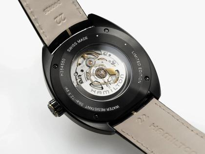 Hamilton American Classic Pan Europ Resident Evil Requiem Limited Edition Automatik Edelstahl PVD-Schwarz 42mm schwarz-goldenes Zifferblatt Lederband – Herrenuhren Uhr mit Datum aus Edelstahl und PVD beschichtet. Das Gehäuse ist rund und schwarz. Das Lederarmband ist schwarz. Das Zifferblatt ist ein Index in schwarz. – Ansicht 3