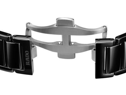 Rado True Square x Kunihiko Morinaga Special Edition Automatik schwarze Keramik 38mm photochromes Zifferblatt schwarzes Keramikband – Herrenuhren Uhr ohne Datum aus Keramik und Titan. Das Gehäuse ist quadratisch und schwarz. Das Keramikarmband ist schwarz. Der Zifferblatt ist ohne Zeichen. – Ansicht 5