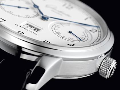 Glashütte Original Senator Observer Automatik Edelstahl 44mm silbernes Zifferblatt schwarzes Alligatorlederband – Herrenuhren Uhr mit Datum aus Edelstahl. Das Gehäuse ist rund und silber. Das Lederarmband Kroko / Alligator ist schwarz. Das Zifferblatt ist arabisch und silber. – Ansicht 3