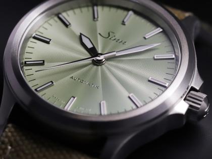 Sinn Spezialuhren 556 Salbei Automatik Edelstahl 38,5mm grünes Zifferblatt braunes Textilband limitiert – Damenuhren Uhr ohne Datum aus Edelstahl. Das Gehäuse ist rund und silber. Das Textilarmband ist braun. Das Zifferblatt ist ein Index in grün. – Ansicht 4