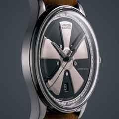 Union Glashütte Noramis Datum Deutschland Klassik 2023 Limitierte Edition Automatik Edelstahl 40mm Felgendesign Zifferblatt braunes Lederband – Herrenuhren Uhr mit Datum aus Edelstahl. Das Gehäuse ist rund und silber. Das Lederarmband ist braun. Das Zifferblatt ist ohne Zeichen und schwarz. – Ansicht 2