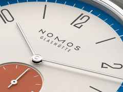 Nomos Glashütte Tangente 38 Datum "175 Years Watchmaking - Zirkus" Handaufzug Edelstahl cremeweißes Zifferblatt graues Textilband Glasboden – Herrenuhren Uhr mit Datum aus Edelstahl. Das Gehäuse ist rund und silber. Das Textilarmband ist grau. Das Zifferblatt ist arabisch Index und beige. – Ansicht 6
