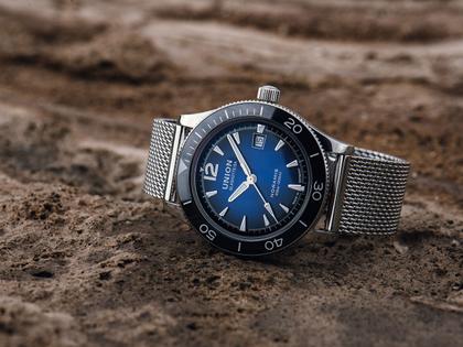 Union Glashütte Noramis Datum Sport Automatik Edelstahl 42mm blaues Zifferblatt Metallband und Textilband – Herrenuhren Uhr mit Datum aus Edelstahl und Keramik. Das Gehäuse ist rund und silber. Das Edelstahlarmband ist silber. Das Zifferblatt ist arabisch Index und blau. – Ansicht 7