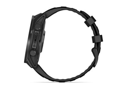 Garmin tactix 8 AMOLED Quarz Polymer und Titan 47mm digitales Zifferblatt schwarzes Silikonband – Herrenuhren Uhr Multifunktion aus DLC beschichtet, Kunststoff und Titan. Das Gehäuse ist rund und schwarz. Das Kautschuk / Kunststoff / Silikon Armband ist schwarz. Das Zifferblatt ist digital und schwarz. – Ansicht 2