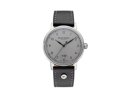 Bruno Söhnle Glashütte Bergamo Big Quarz Edelstahl 39mm graues Zifferblatt schwarzes Lederband – Herrenuhren Uhr mit Datum aus Edelstahl. Das Gehäuse ist rund und silber. Das Lederarmband ist schwarz. Das Zifferblatt ist arabisch Index und grau.