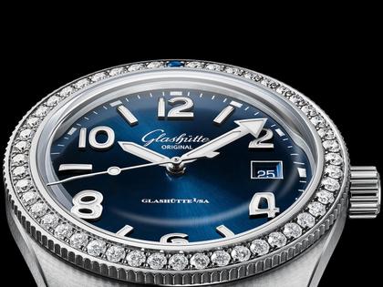 Glashütte Original SeaQ Automatik Edelstahl 40mm blaues Zifferblatt mit Brillanten Metallband – Damenuhren Uhr mit Datum aus Edelstahl und Keramik. Das Gehäuse ist rund und silber. Das Edelstahlarmband ist silber. Das Zifferblatt ist arabisch Index und blau. – Ansicht 4
