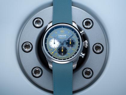 Union Glashütte Belisar Chronograph Speedster 2025 Limited Edition Automatik Edelstahl 44mm blaues Zifferblatt blaues Kautschukband – Herrenuhren Chronograph aus Edelstahl und Kautschuk. Das Gehäuse ist rund und silber. Das Kautschuk / Kunststoff / Silikon Armband ist blau. Das Zifferblatt ist arabisch und blau. – Ansicht 6