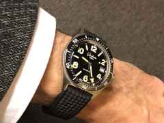 Glashütte Original SeaQ Automatik Edelstahl 40mm schwarzes Zifferblatt schwarzes Kautschukband – Herrenuhren Uhr mit Datum aus Edelstahl und Keramik. Das Gehäuse ist rund und silber. Das Kautschuk / Kunststoff / Silikon Armband ist schwarz. Das Zifferblatt ist arabisch Index und schwarz. – Ansicht 4