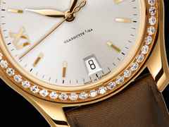Glashütte Original Lady Serenade Automatik Roségold 36mm beiges Zifferblatt braunes Textilband – Damenuhren Uhr mit Datum aus 750 Rotgold. Das Gehäuse ist rund und roségold. Das Lederarmband Satin ist braun. Das Zifferblatt ist römisch Index und silber. – Ansicht 3