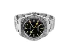 Juwelier Roller Tudor Black Bay Pro Automatik Edelstahl 39mm schwarzes Zifferblatt Metallband M79470-0001 Full Set Occasion – Herrenuhren Uhr mit Datum aus Edelstahl. Das Gehäuse ist rund und silber. Das Edelstahlarmband ist silber. Das Zifferblatt ist ein Index in schwarz.