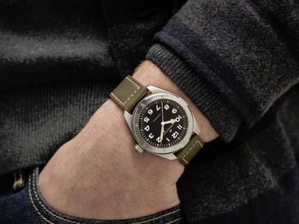 Hamilton Khaki Field Expedition Automatik Edelstahl 41mm schwarzes Zifferblatt olivgrünes Lederband – Herrenuhren Uhr ohne Datum aus Edelstahl und Leder. Das Gehäuse ist rund und silber. Das Lederarmband ist grün. Das Zifferblatt ist arabisch und schwarz. – Ansicht 5