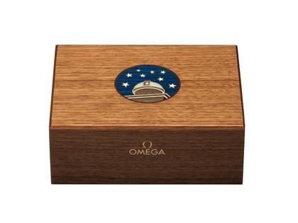 Omega Constellation Observatory Automatik Platin 39mm goldenes Zifferblatt schwarzes Lederband – Herrenuhren Uhr ohne Datum aus 750 Weißgold, 950 Platin, Leder und PVD beschichtet. Das Gehäuse ist rund und silber. Das Lederarmband Kroko / Alligator ist schwarz. Das Zifferblatt ist ein Index in gelbgold. – Ansicht 5