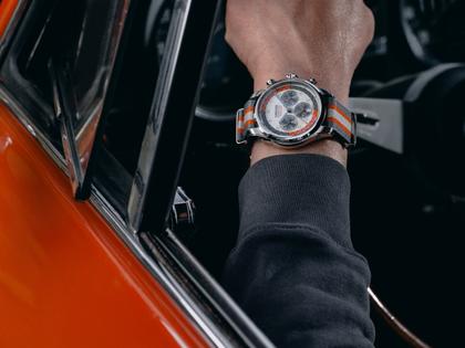 Union Glashütte Belisar Chronograph Silvretta Classic 2025 Limitierte Edition Automatik Edelstahl 44mm beiges Zifferblatt Metallband und graues Lederband – Herrenuhren Chronograph aus Edelstahl und Leder. Das Gehäuse ist rund und silber. Das Lederarmband ist grau. Das Zifferblatt ist arabisch Index und beige. – Ansicht 8